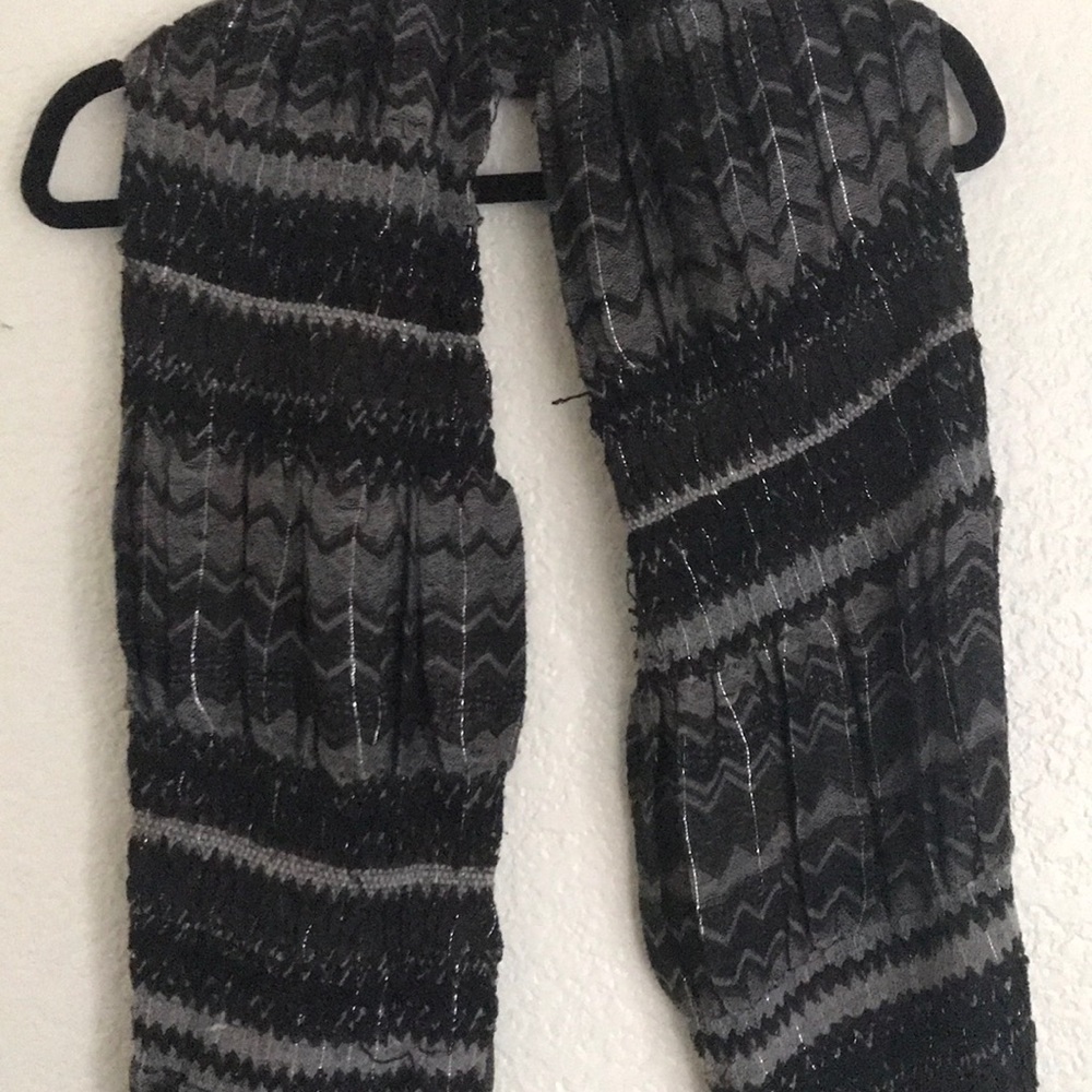 Black and white scarf